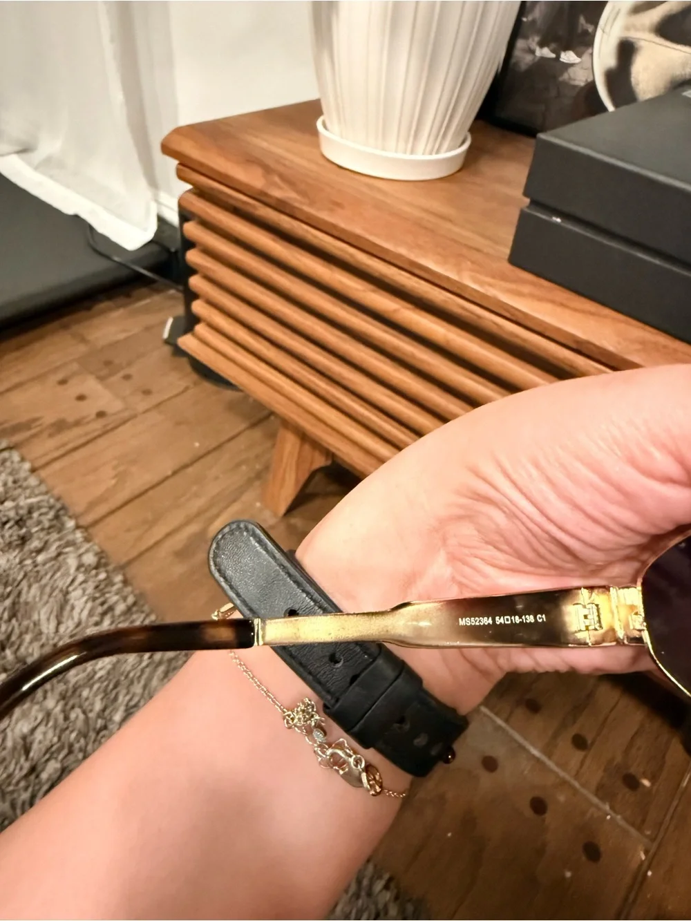 Source Unknown Gold Frame Black Lens Oval Sunglasses